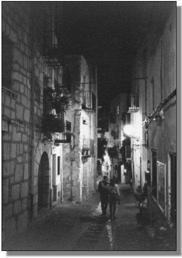 Paar in nchtlicher Gasse / Couple in Small Street at Night