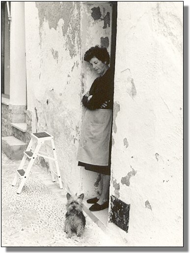 Frau mit kleinem Hund / Woman with Small Dog