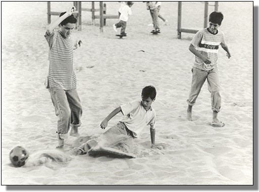 Drei Jungen Fussball spielend am Strand / Three Boys Playing Football on the Beach