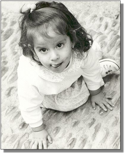 Kleines Mdchen am Boden sitzend / Small Girl Sitting on the Ground