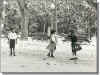 Bub zwei spielende Mdchen beobachtend / Boy watching two playing girls